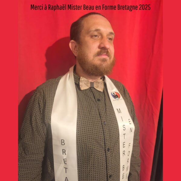 Raphaël Mister Beau en Forme Bretagne 2025 - noeud bois gravé - Atelier Aby - Côtes d'Armor